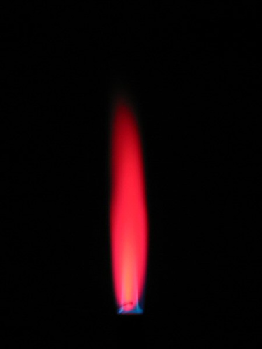 Соли стронция окрашивают пламя в красный цвет