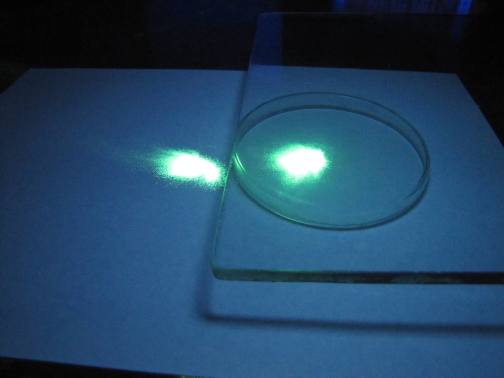 Ультрафиолетовая лампа, стекло и люминофор 