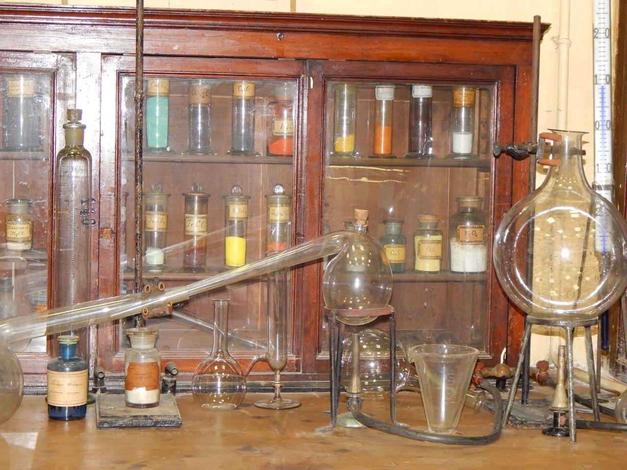 http://chemistry-chemists.com/N1_2014/P5/Chemical_Laboratory-37.jpg