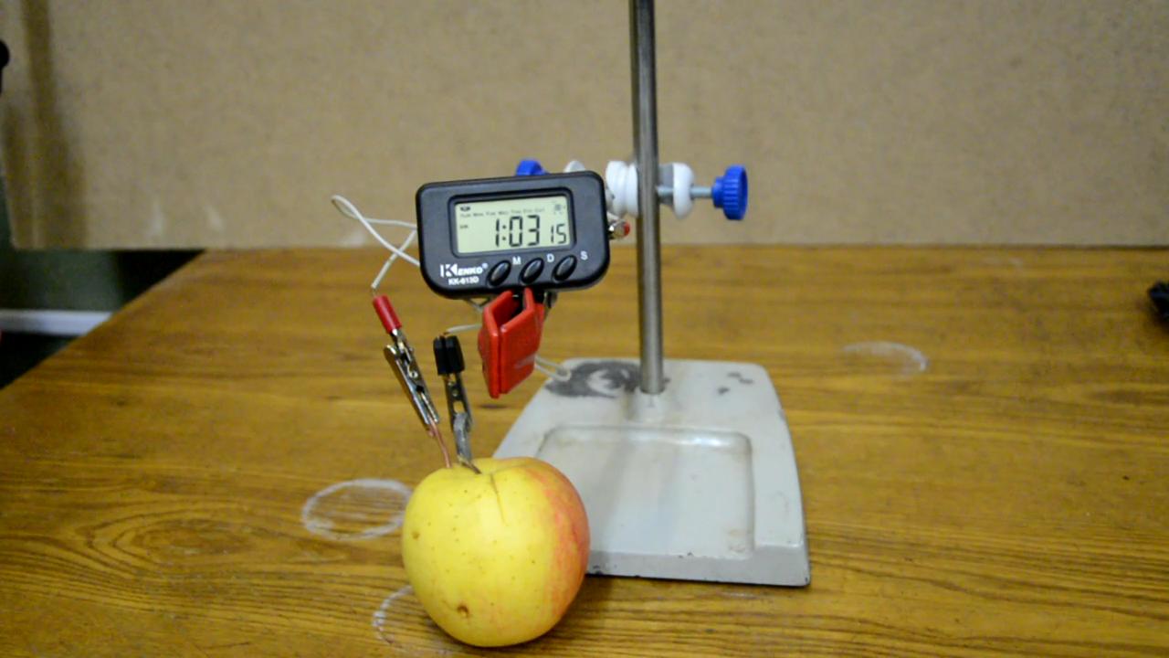 Фруктовая батарейка (из яблок) и часы