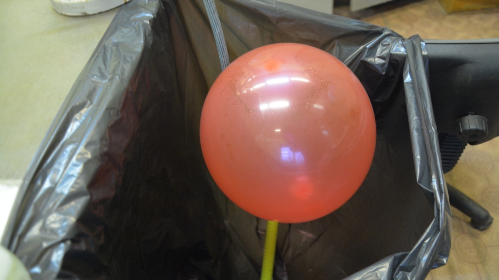 Левитация воздушного шарика в углекислом газе