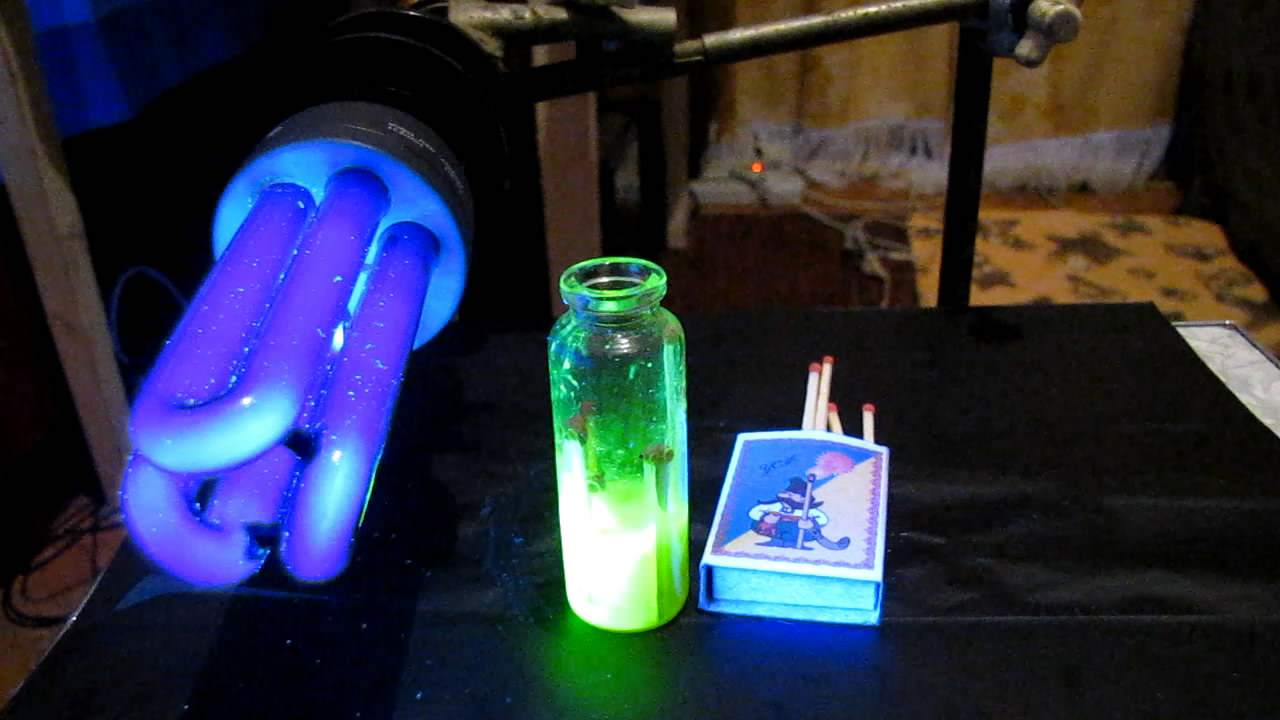 Glowing Wood (Fluorescein, Black Light).   (,  )