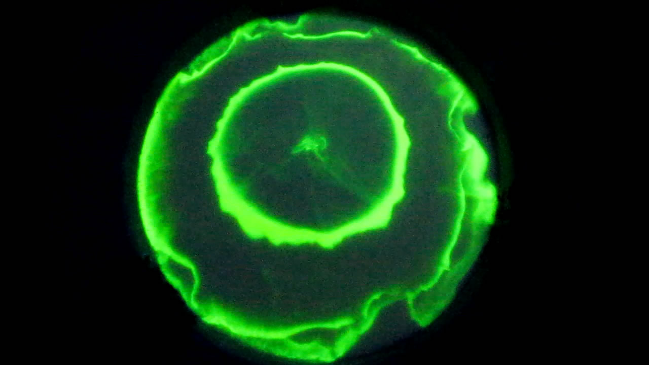 The Fluorescence of Fluorescein under UV Light on the Surface of Milk. (Surface Tension Experiments).        . (   )