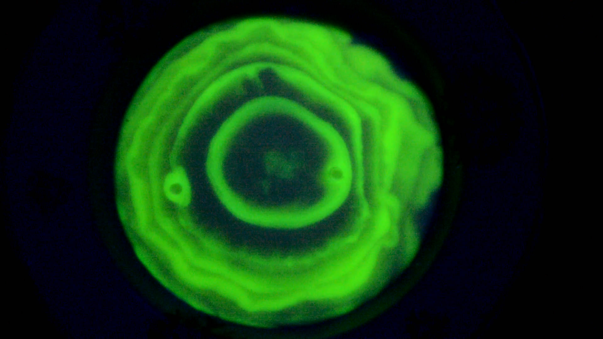The Fluorescence of Fluorescein under UV Light on the Surface of Milk. (Surface Tension Experiments).        . (   )