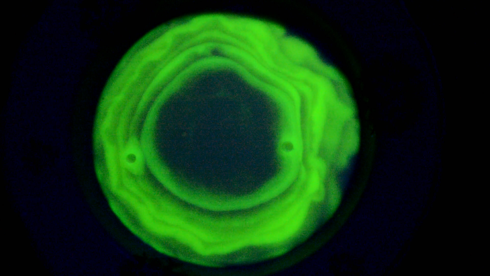 The Fluorescence of Fluorescein under UV Light on the Surface of Milk. (Surface Tension Experiments).        . (   )