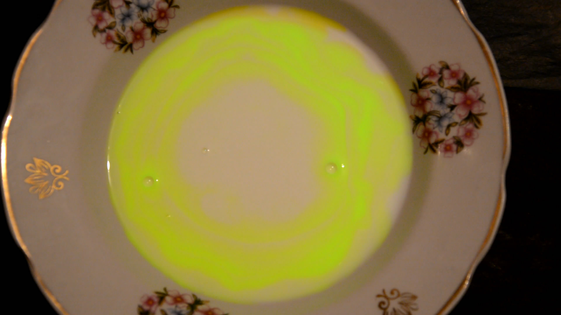 The Fluorescence of Fluorescein under UV Light on the Surface of Milk. (Surface Tension Experiments).        . (   )