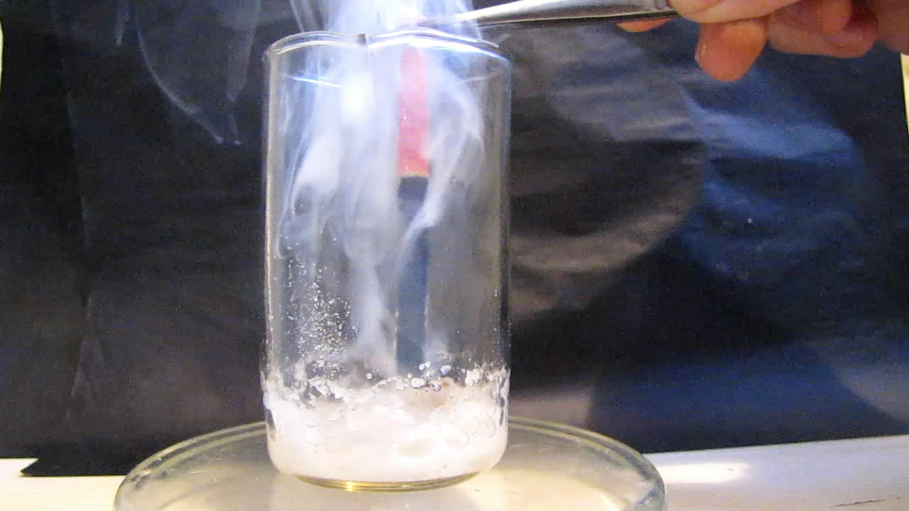 Реакция концентрированной серной кислоты H2SO4 и хлорида натрия NaCl. Reaction of Concentrated Sulfuric Acid and Sodium Chloride