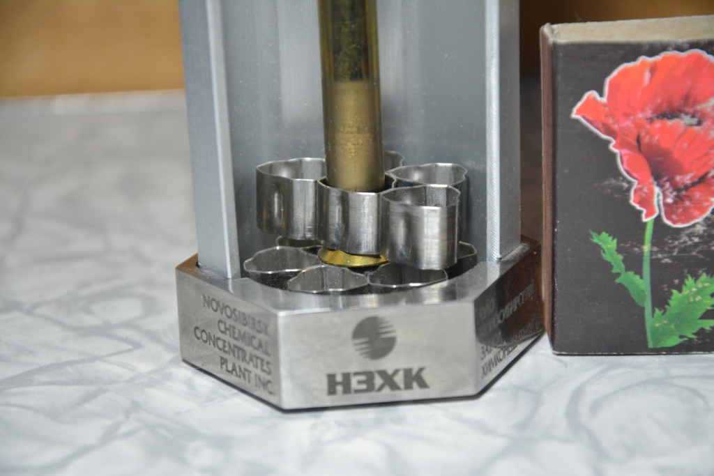   () - . Nuclear fuel element (photos)