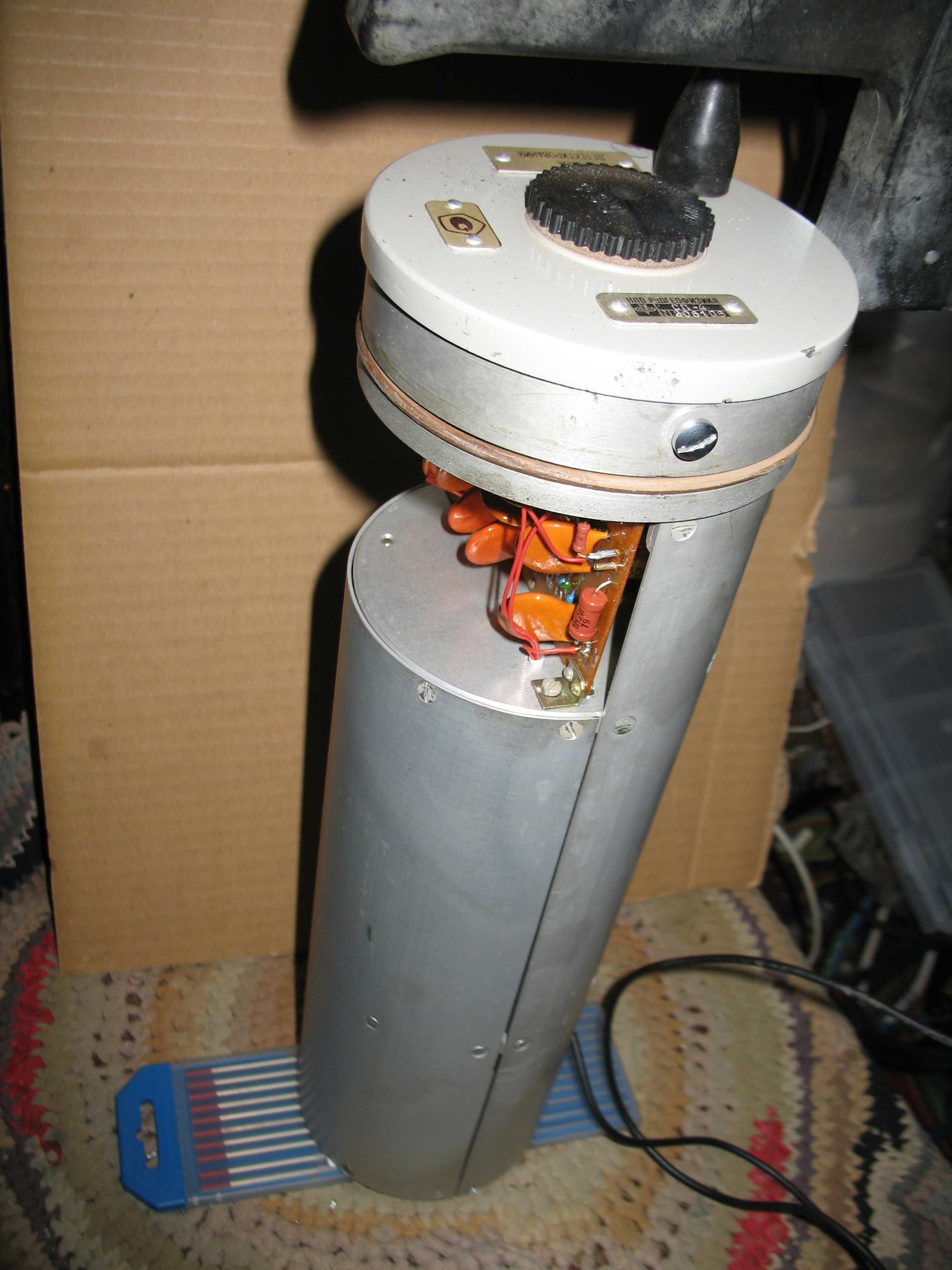    . Detection unit with  source
