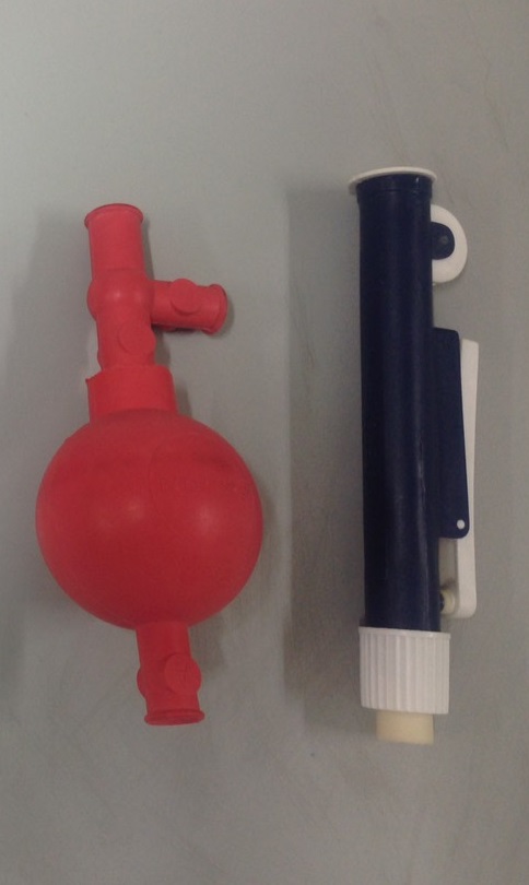 Груша с клапанами и пластиковое приспособление для набора жидкости в пипетку