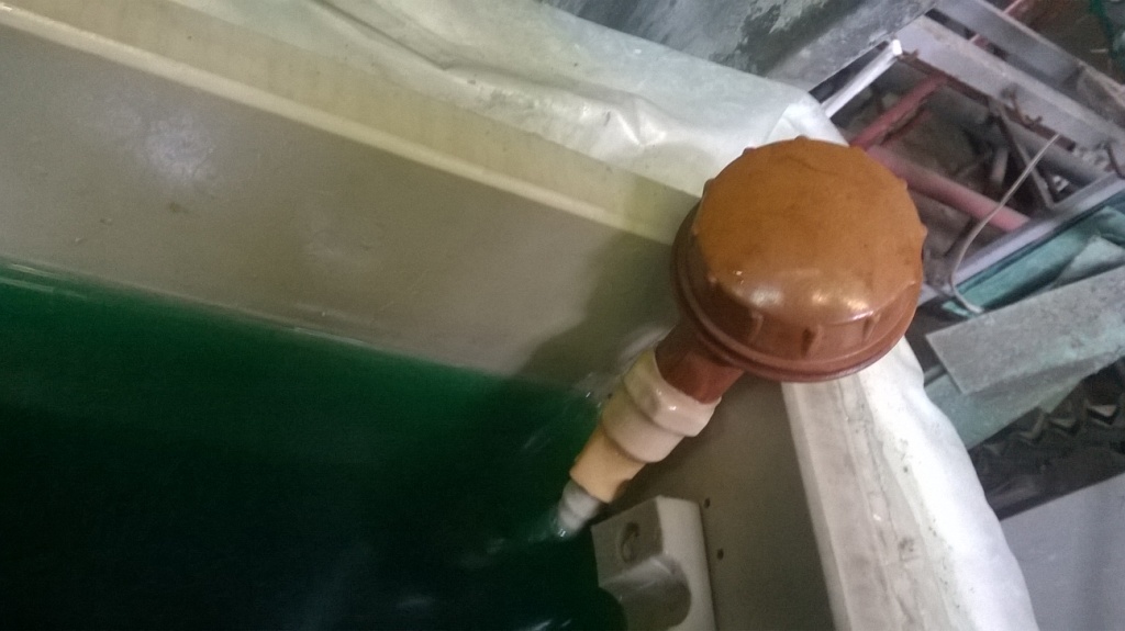 Ванна химического никеля (чистка азотной кислотой). Electroless nickel bath (cleaning by nitric acid)