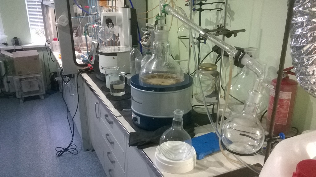 Перегонка этилового спирта в химической лаборатории. Distillation of ethyl alcohol in chemical laboratory