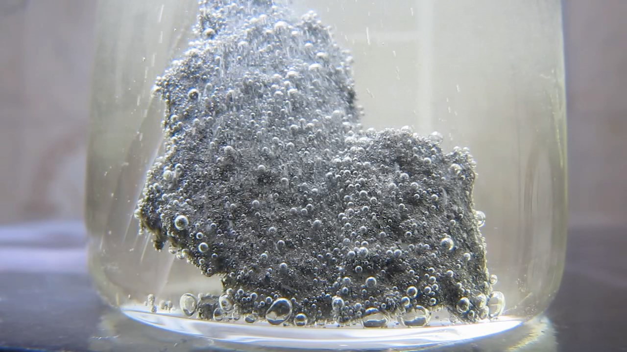 Реакция сплава никеля и фосфора (''фосфид никеля'') с соляной кислотой. Reaction of alloy of nickel and phosphorus (''nickel phosphide'') with hydrochloric acid