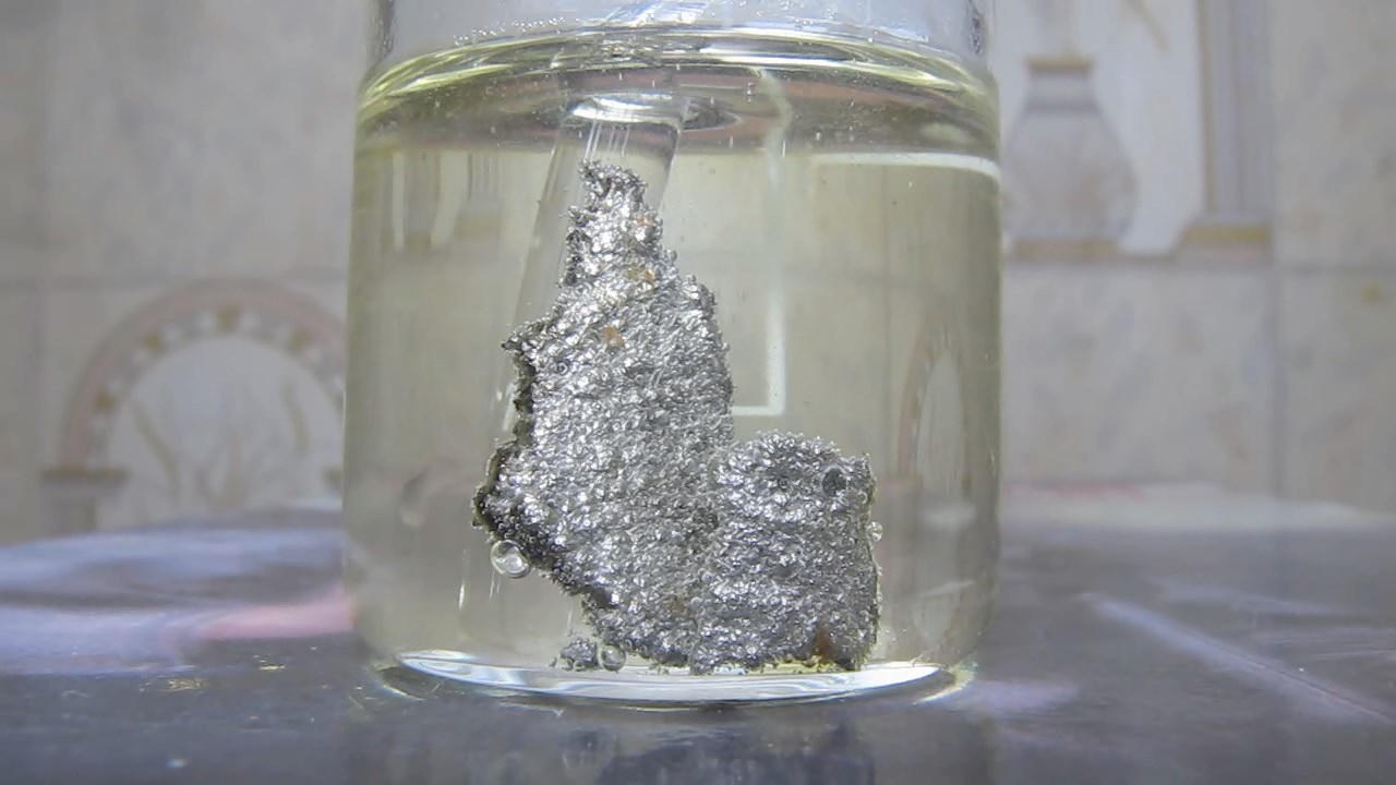 Реакция сплава никеля и фосфора (''фосфид никеля'') с соляной кислотой. Reaction of alloy of nickel and phosphorus (''nickel phosphide'') with hydrochloric acid