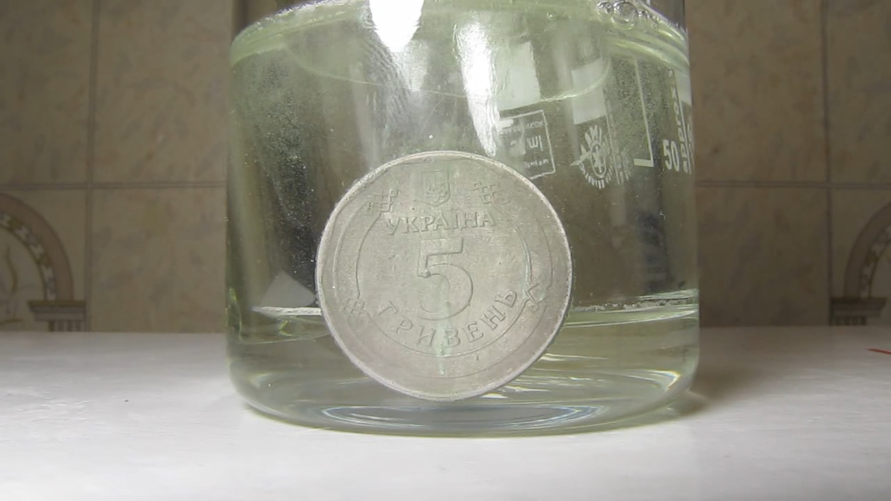 Ukrainian coin of 5 hryvnias, hydrochloric acid and nitric acid.   5 ,     