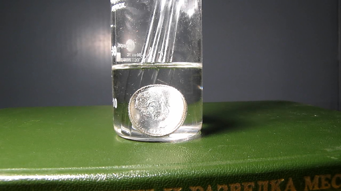 Hydrochloric acid and Ukrainian 2 hryvnias coin. Соляная кислота и украинская монета 2 гривны