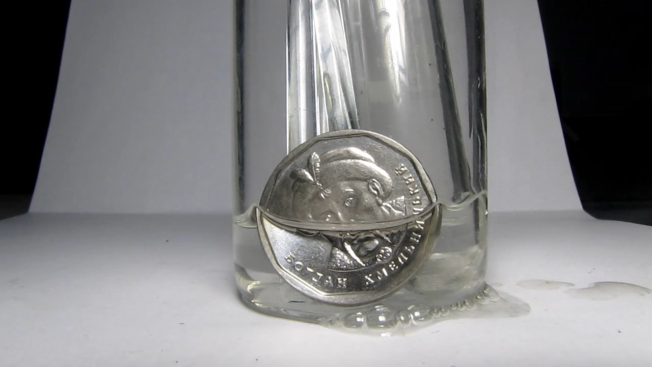 Hydrochloric acid and Ukrainian 5 hryvnias coin. Соляная кислота и украинская монета 5 гривен