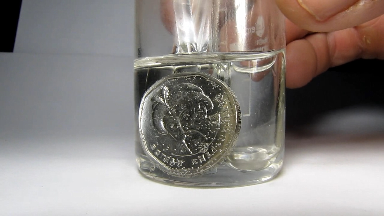 Hydrochloric acid and Ukrainian 5 hryvnias coin. Соляная кислота и украинская монета 5 гривен