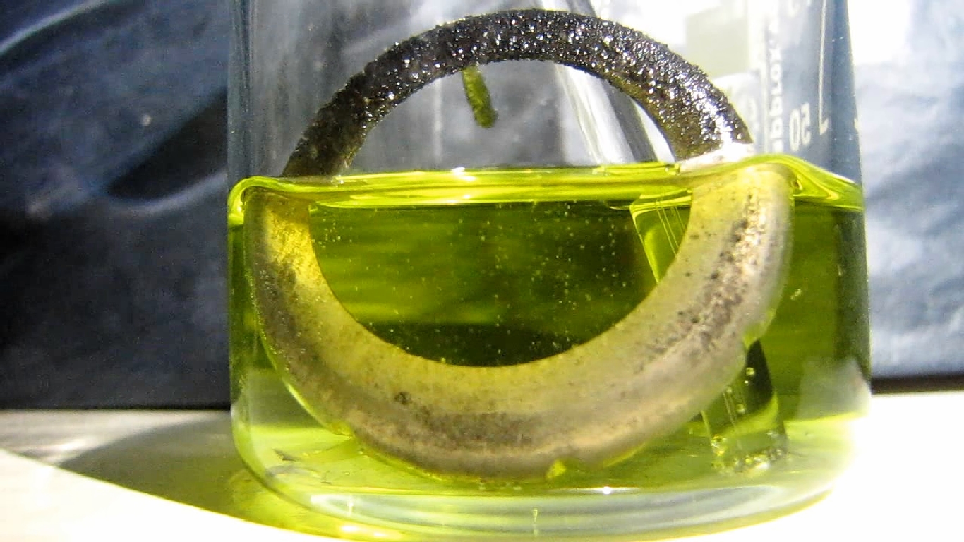 Metallic coating on plastic (copper - nickel - chrome): reaction with hydrochloric acid.     ( -  - ):    