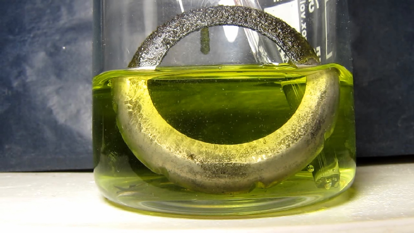 Metallic coating on plastic (copper - nickel - chrome): reaction with hydrochloric acid.     ( -  - ):    