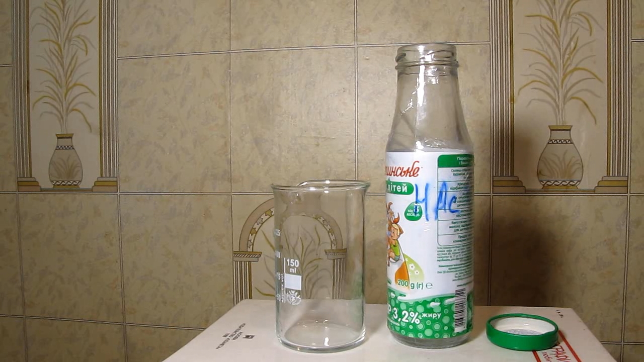 Glacial acetic acid became contaminated due to storage in glass bottle