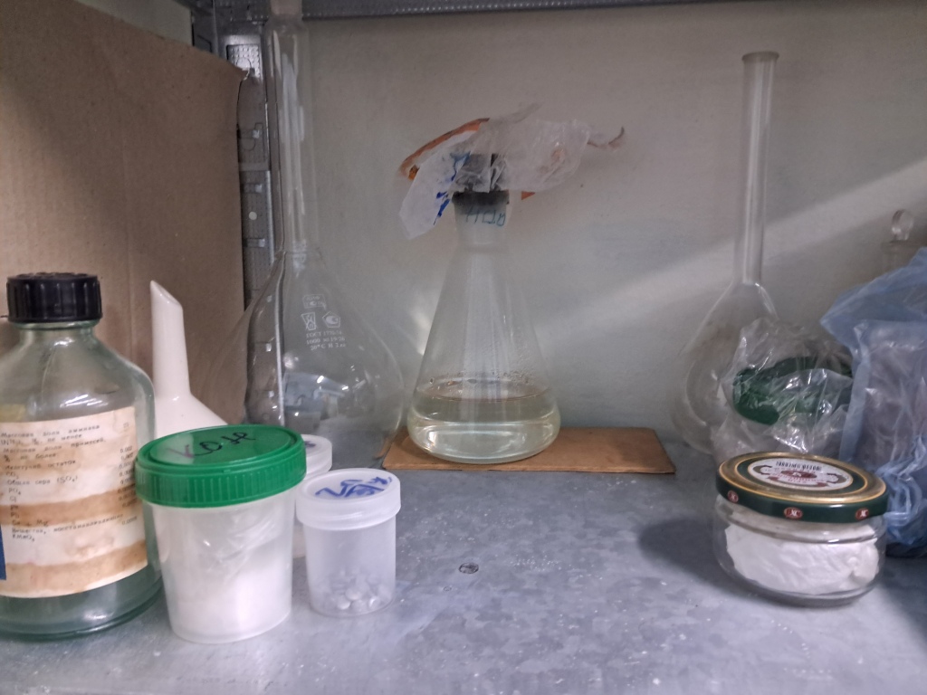 Hydrochloric acid leaks through closed bottle