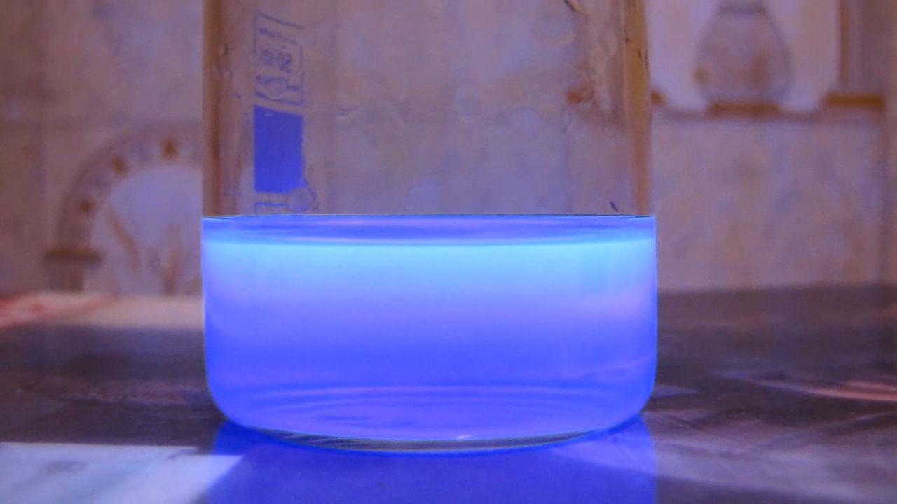 Glowing cologne (cologne under ultraviolet light)