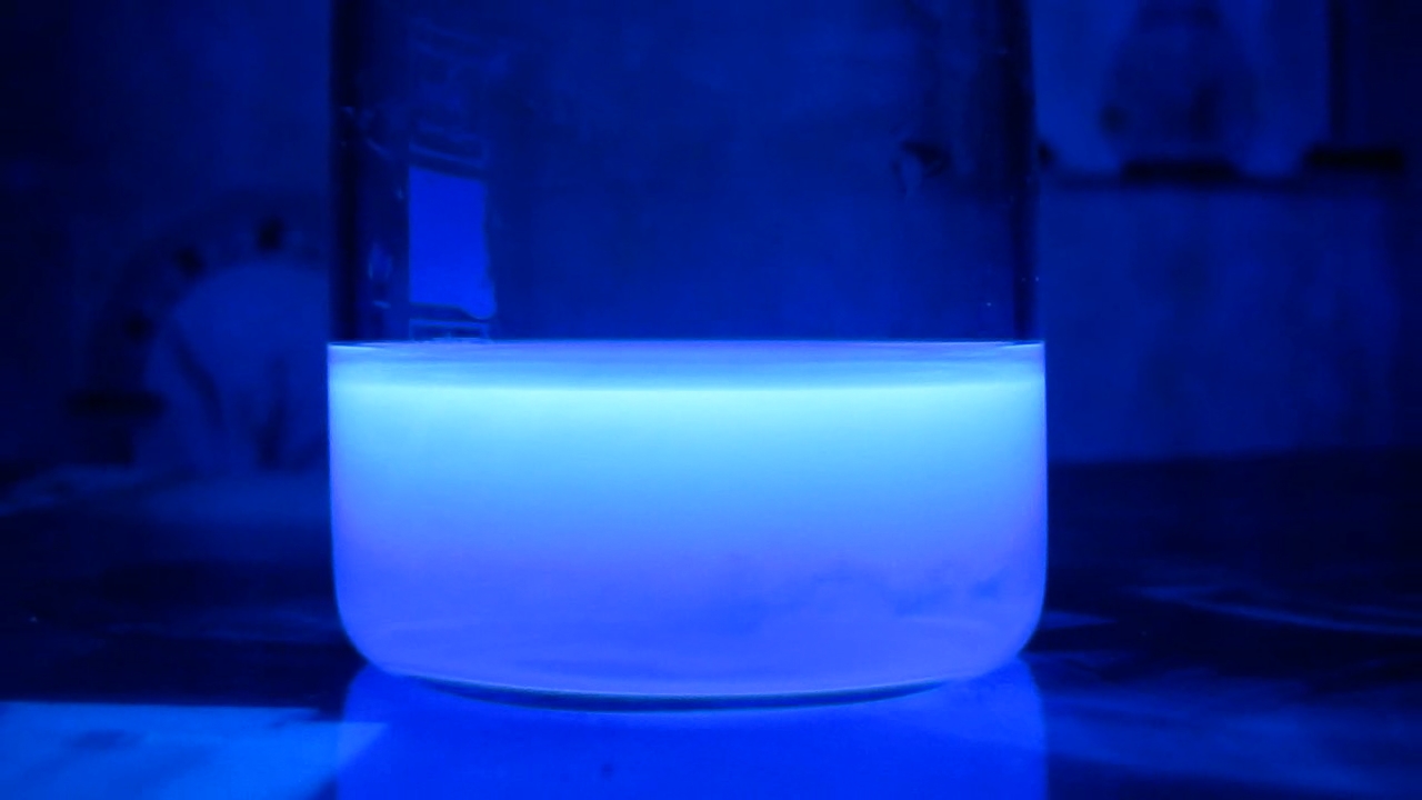 Glowing cologne (cologne under ultraviolet light)