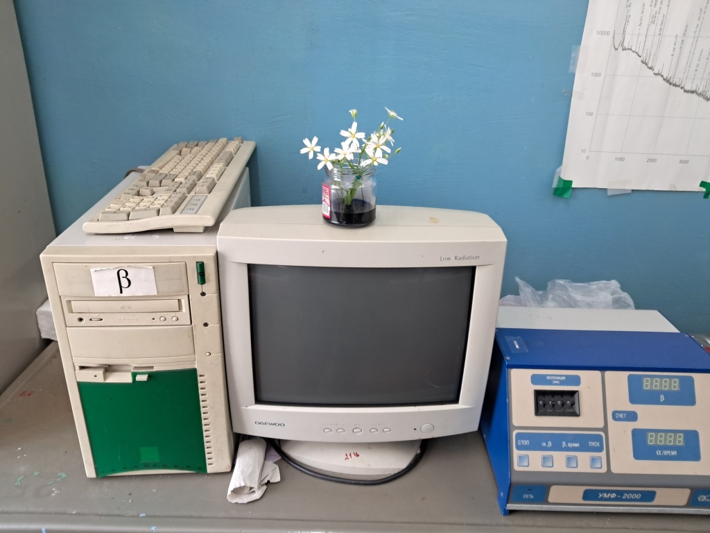 Does methylene blue dye white flowers?