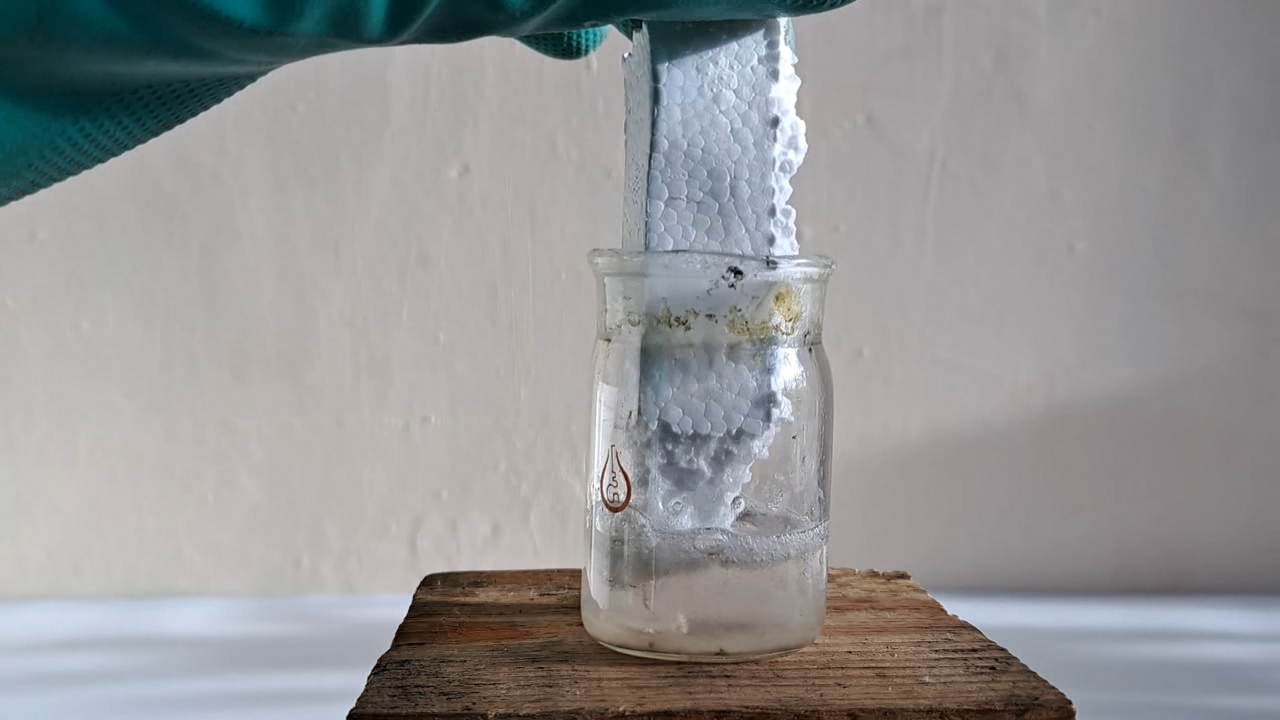 Dissolving Expanded Polystyrene in Ethyl Acetate