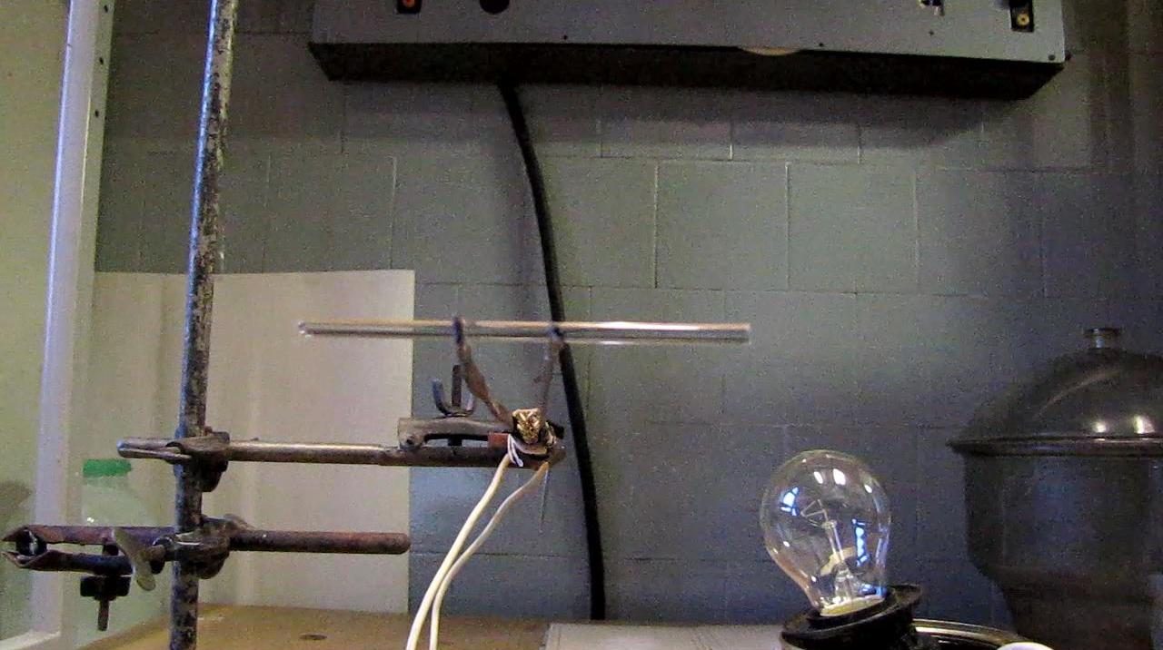 Зажгите лампу спичкой (электропроводность стекла). The electrical conductivity of glass. (How to switch on the incandescent lamp using a gas burner)