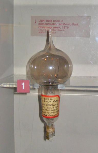 Лампа Томаса Эдисона с нитью накала из угольного волокна