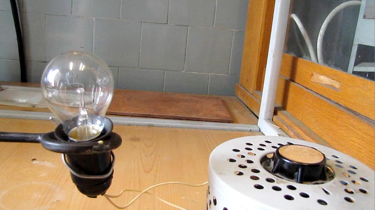 Лампа и ЛАТР (лабораторный автотрансформатор)