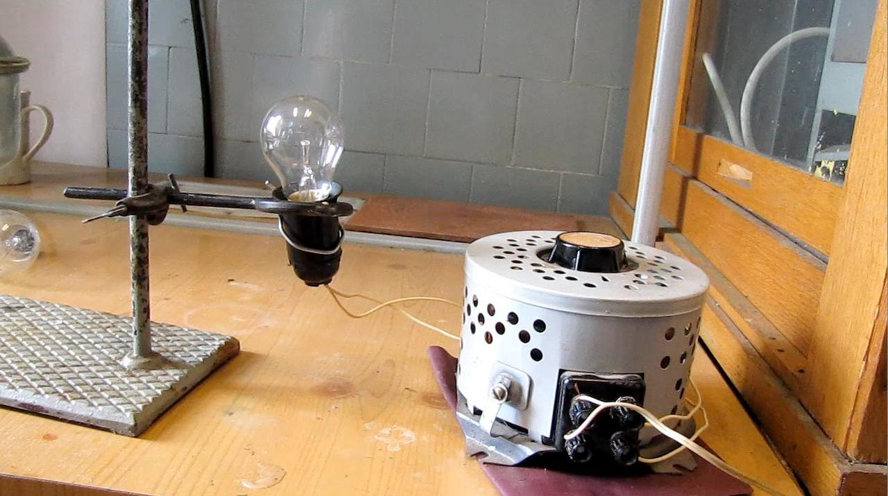 Лампа и ЛАТР (лабораторный автотрансформатор)