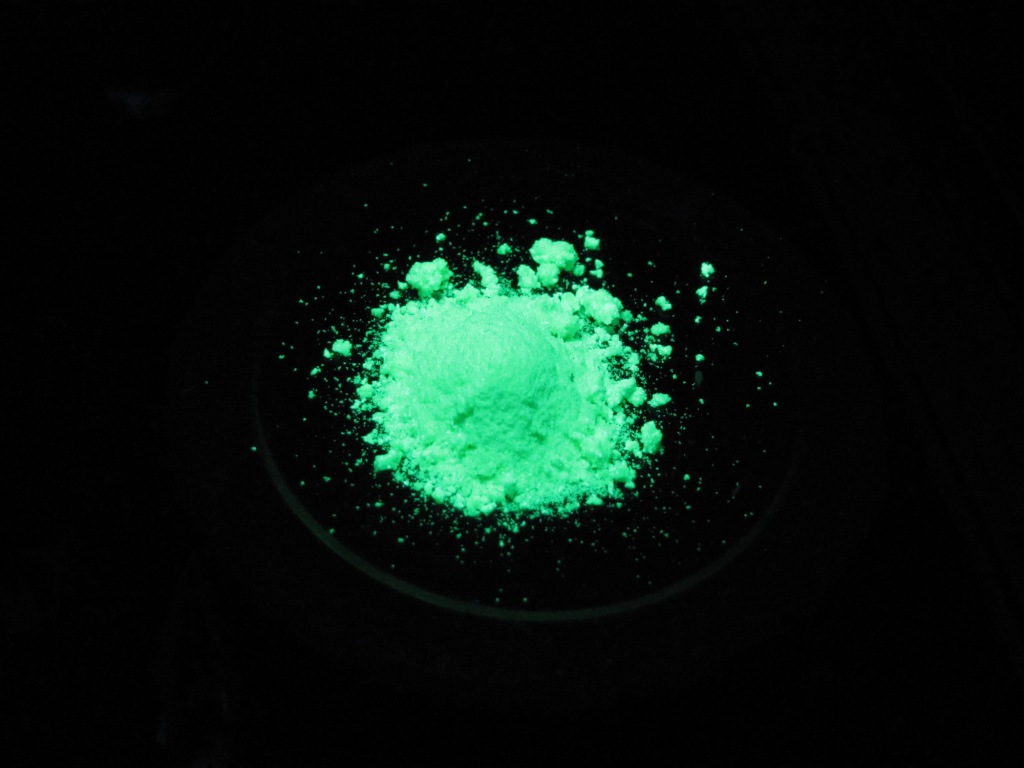 Нитрат уранила в ультрафиолетовом свете