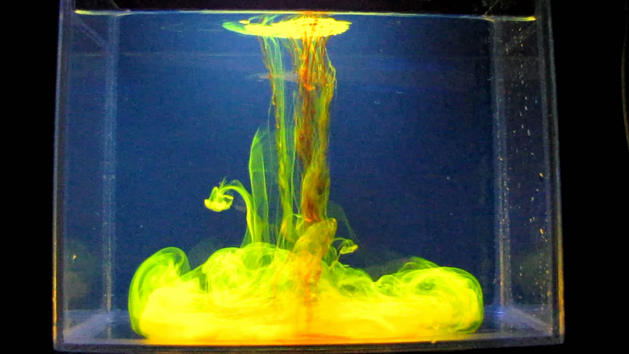 Eosin Powder in Water (under Ultraviolet Light). Порошок эозина в воде (в ультрафиолетовом свете)