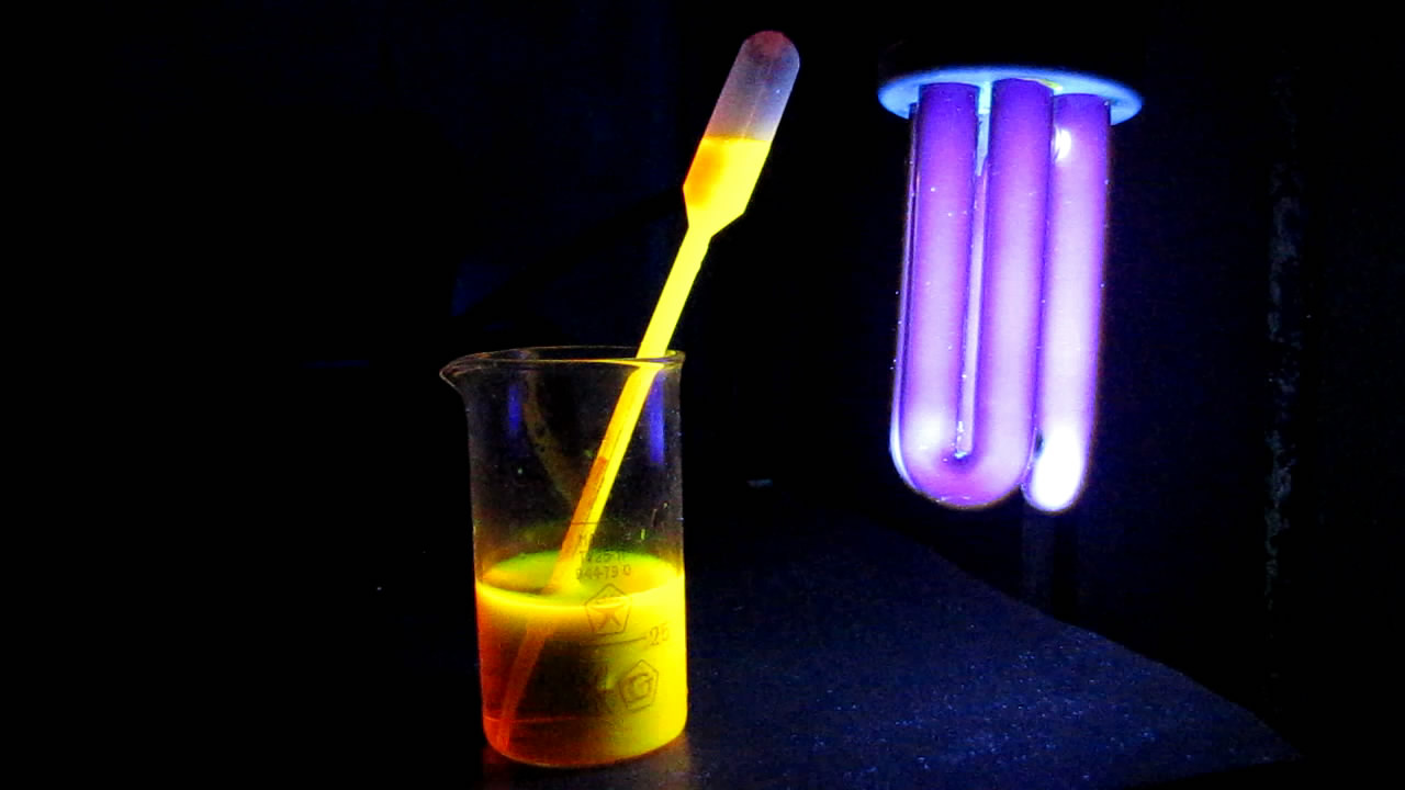 The Fluorescence of Eosin under UV Light on the Surface of Milk. (Surface Tension Experiments).        . (   )