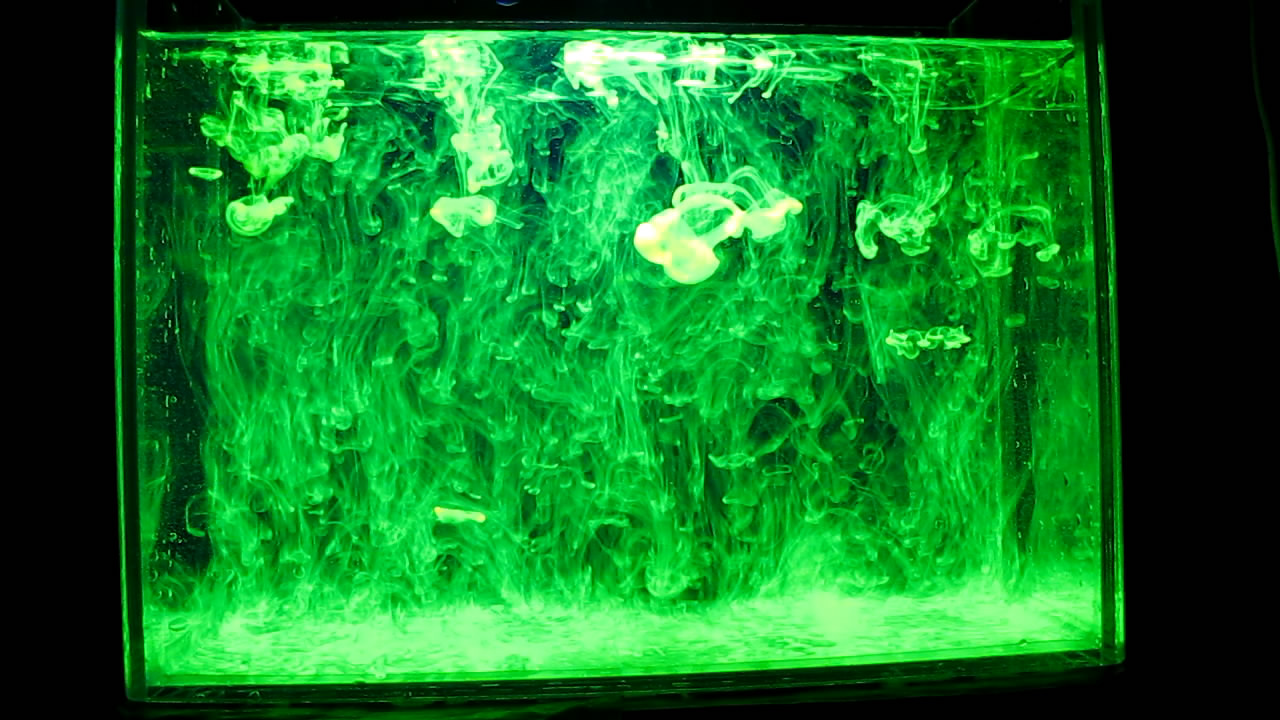Флуоресцеин в ультрафиолетовом свете (вихревые кольца). Fluorescein under ultraviolet light (vortex rings)