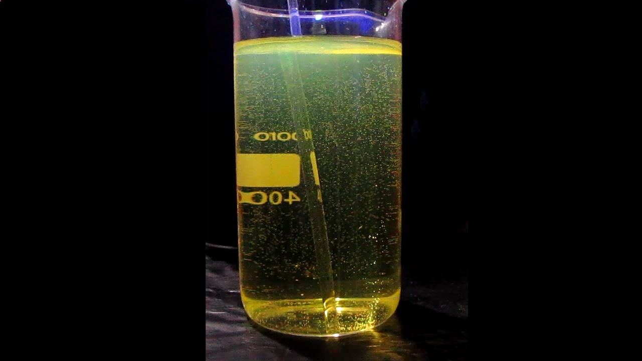 Вода гасит флуоресценцию (куркумин, этанол и вода в ультрафиолете). Water extinguishes fluorescence (curcumin, ethanol and water under ultraviolet)