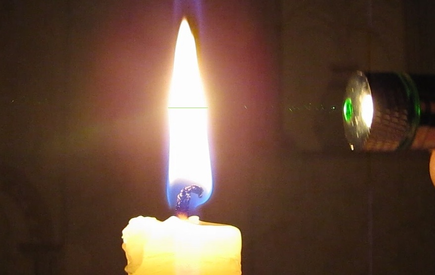 Tyndall effect: laser and candle.  :   