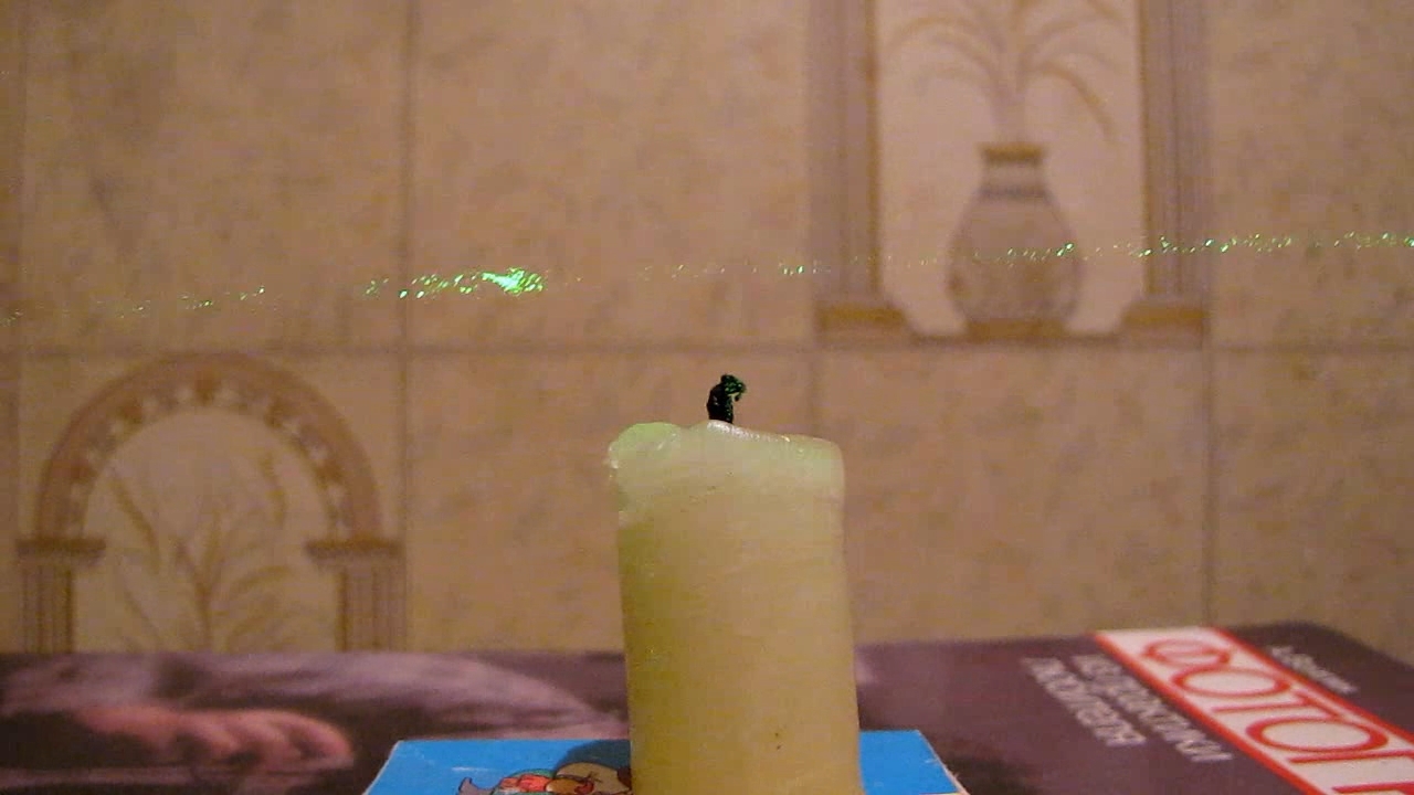 Tyndall effect: laser and candle.  :   