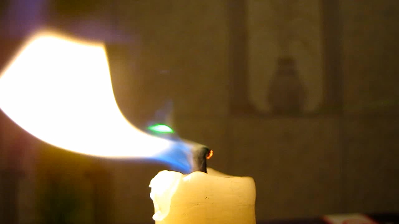 Tyndall effect: laser and candle.  :   