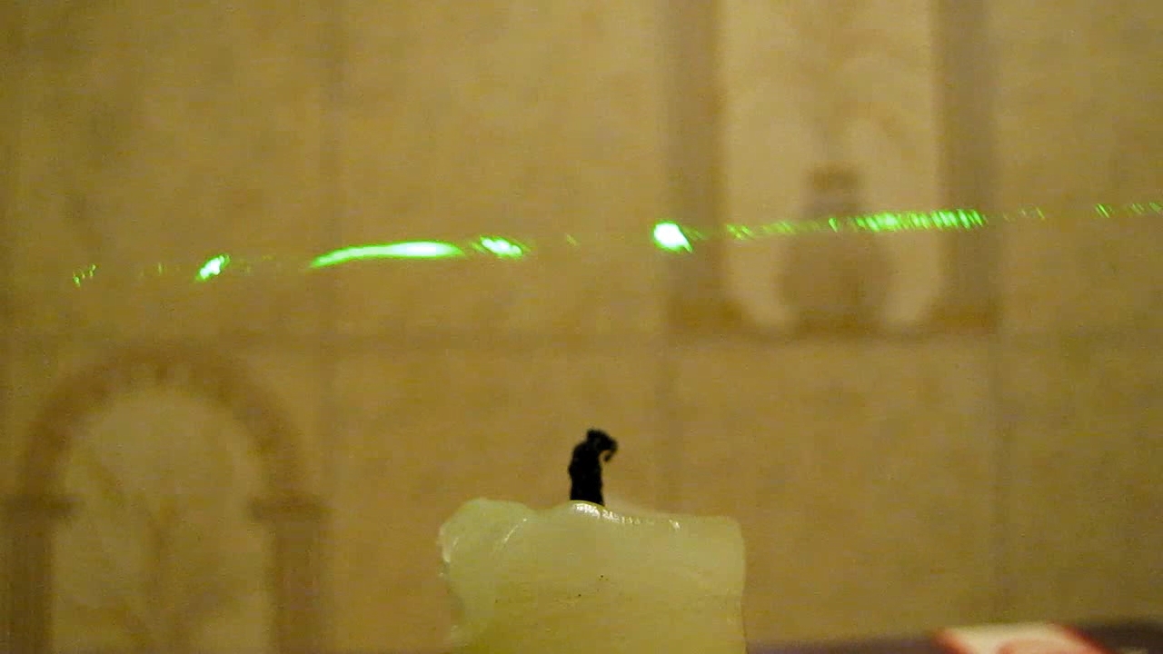 Tyndall effect: laser and candle.  :   