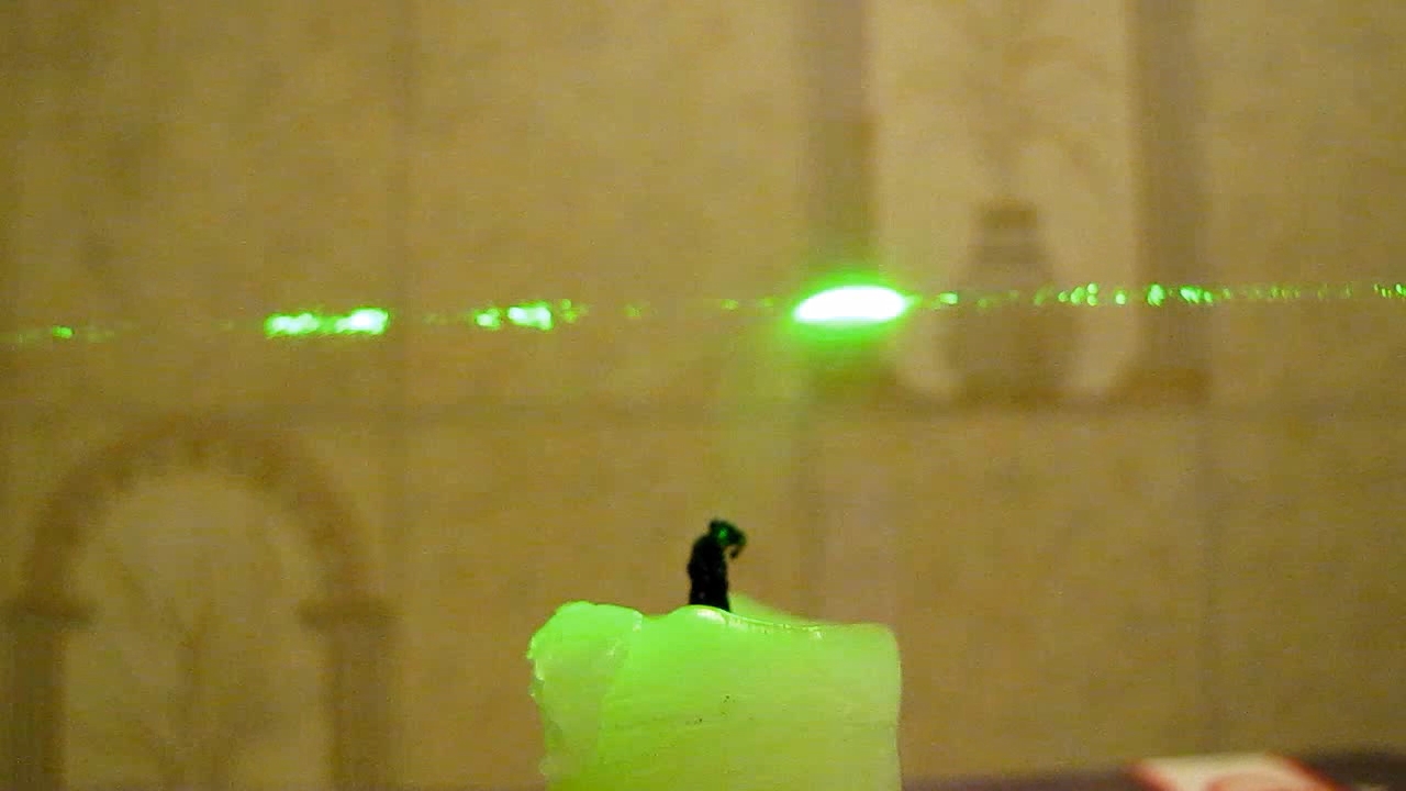 Tyndall effect: laser and candle.  :   