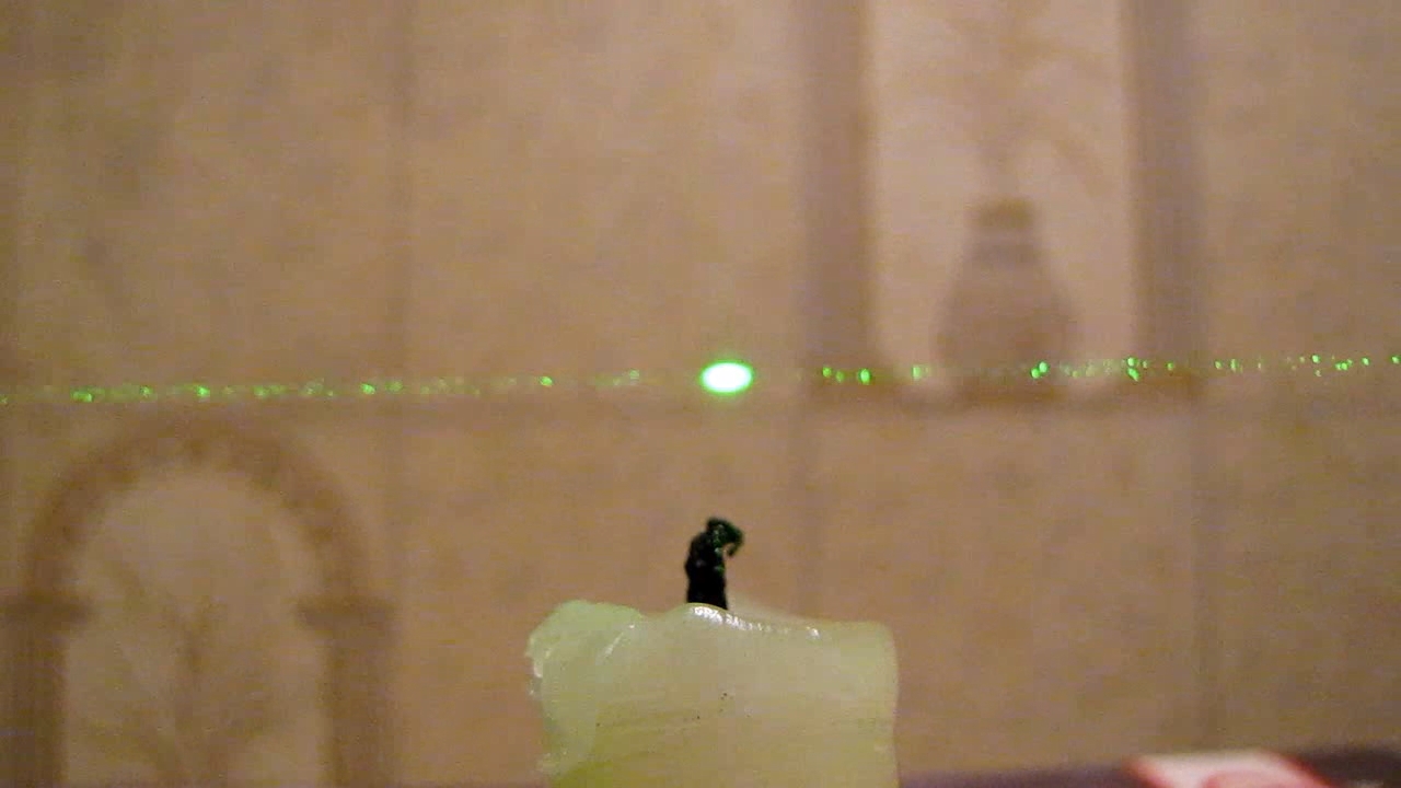 Tyndall effect: laser and candle.  :   