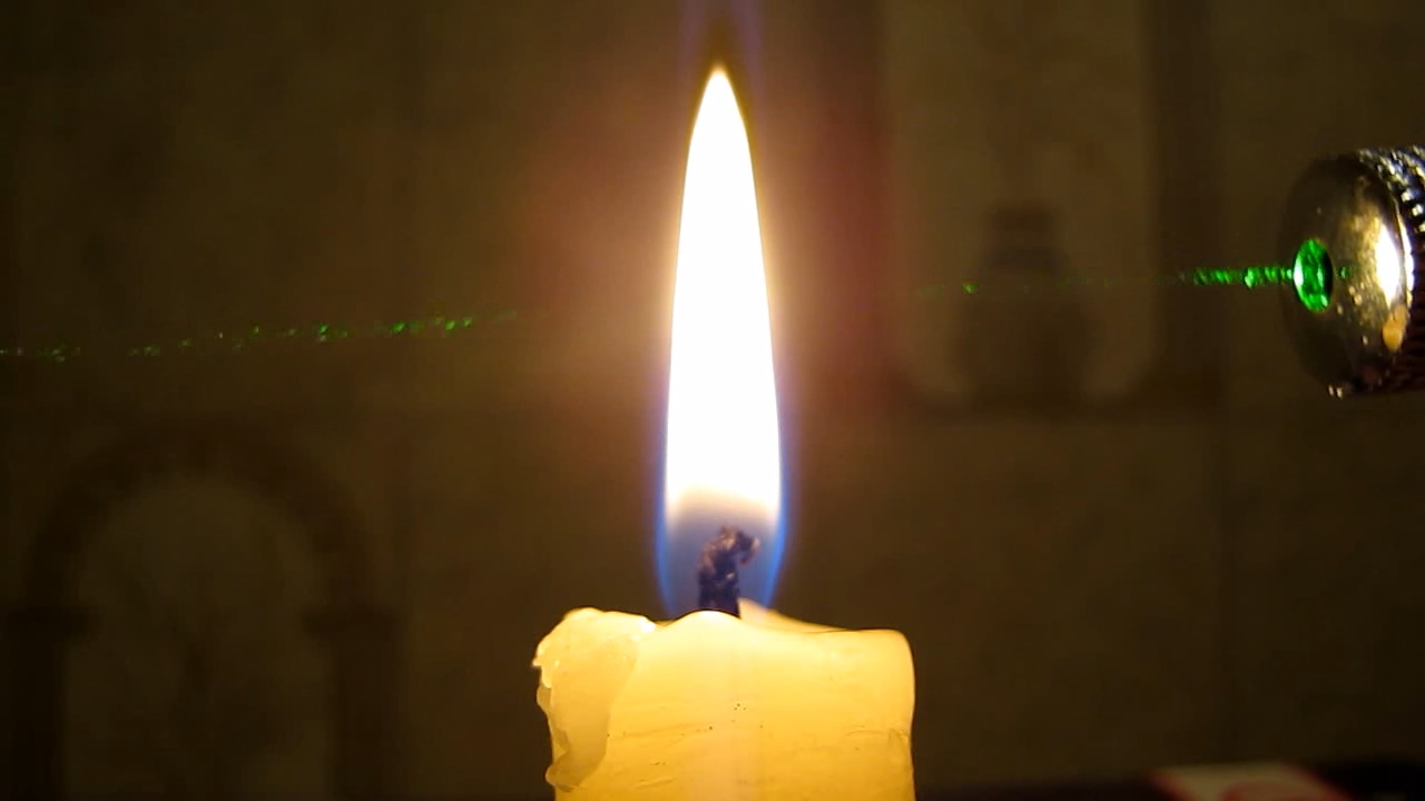 Tyndall effect: laser and candle.  :   