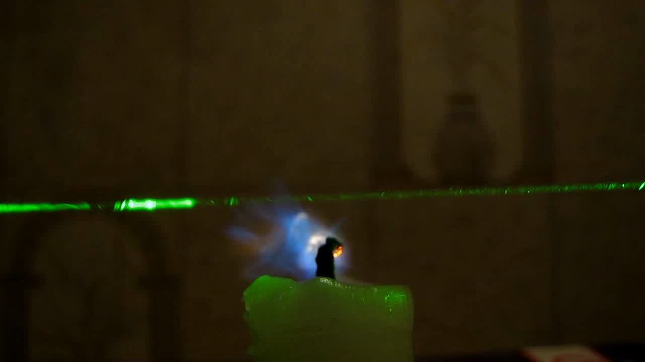 Tyndall effect: laser and candle.  :   