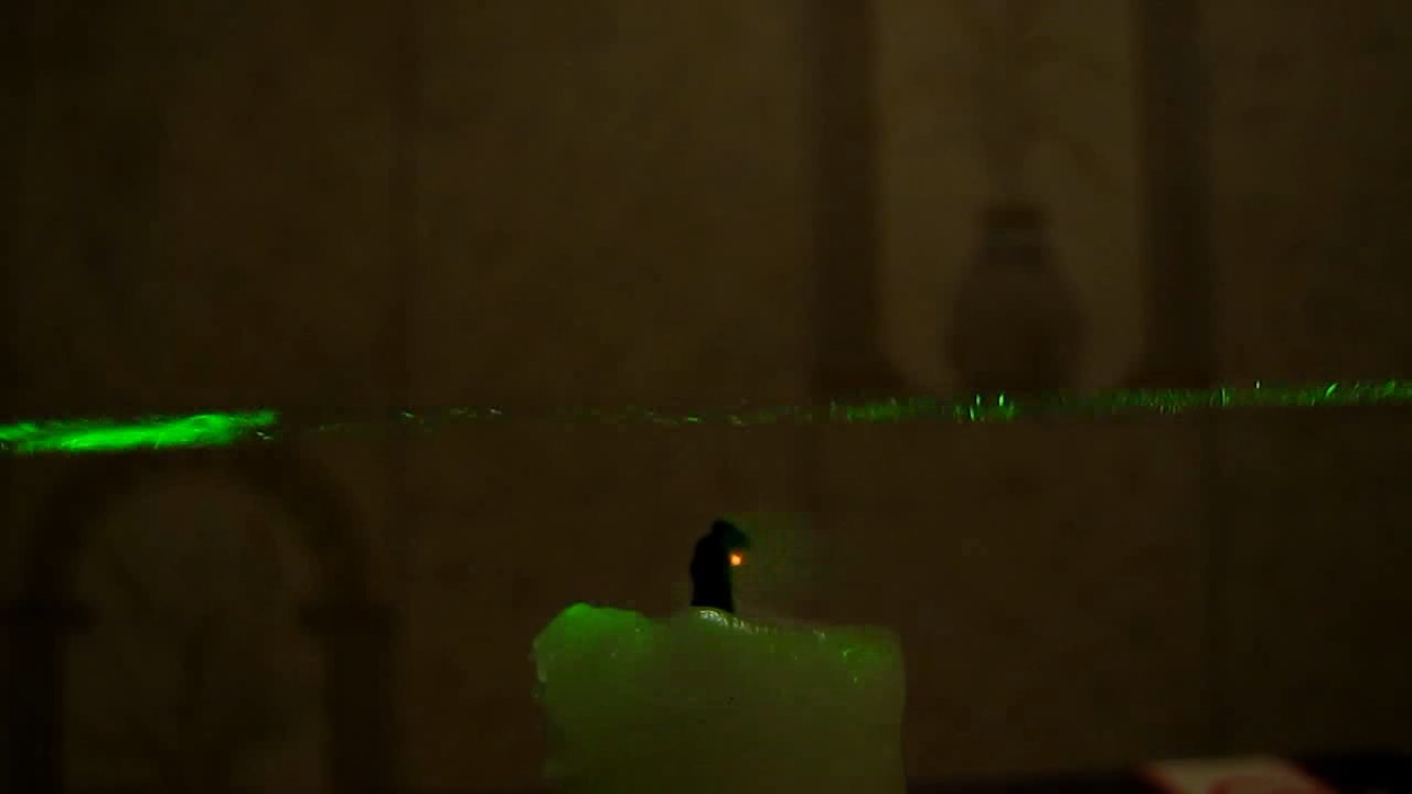 Tyndall effect: laser and candle.  :   