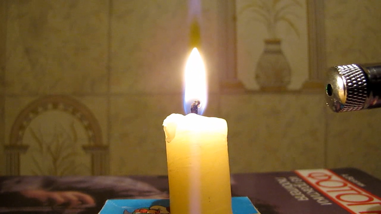 Tyndall effect: laser and candle.  :   
