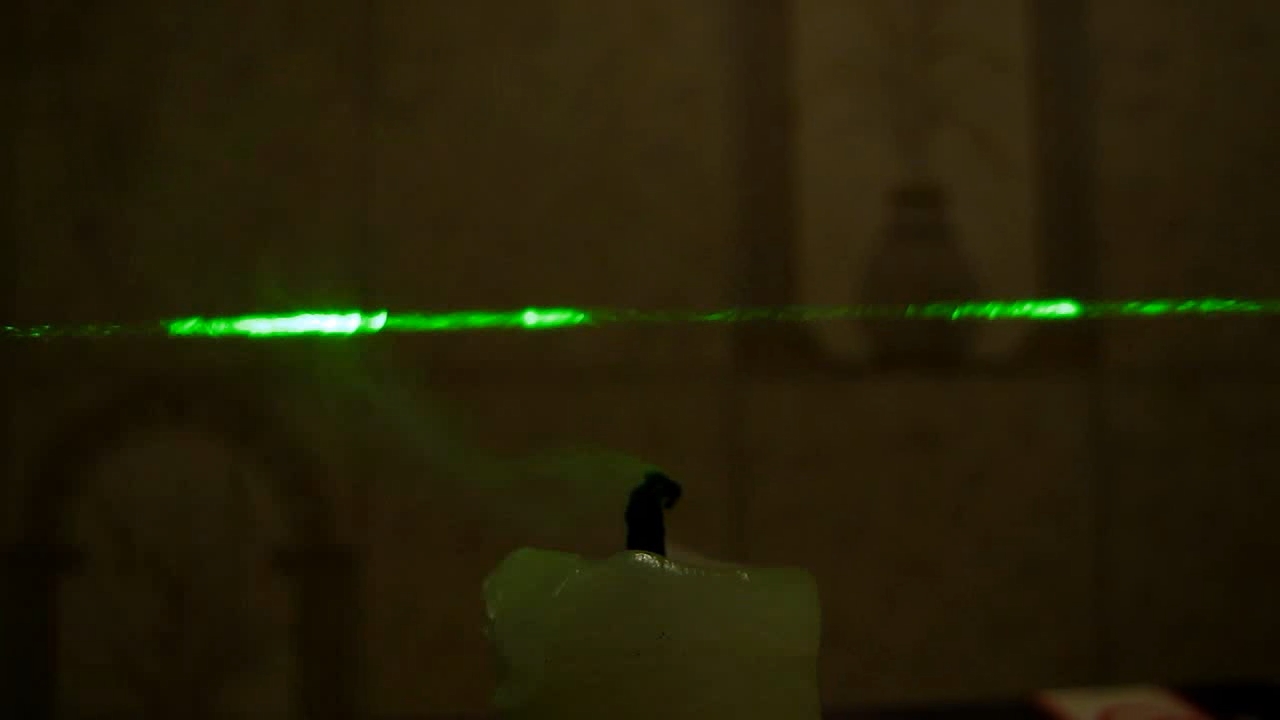 Tyndall effect: laser and candle.  :   